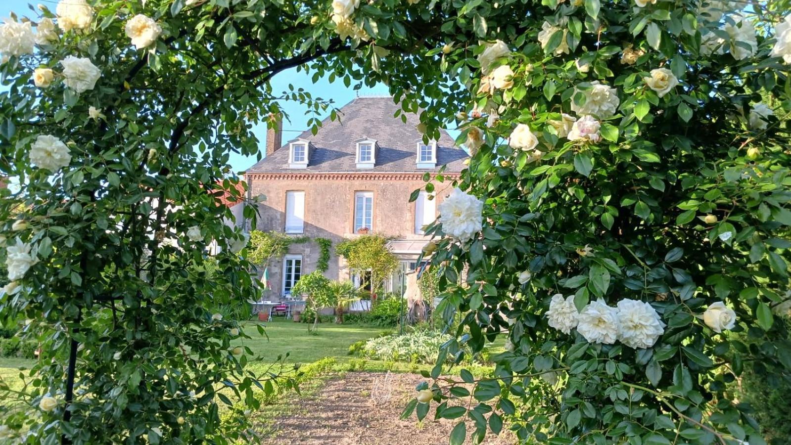 Hotel Le Griffon 1855 Saint-Laurent-Des-Autels Exteriér fotografie